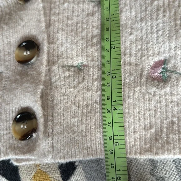 Cropped Cardigan with Embroidered Flowers - Picture 6 of 7